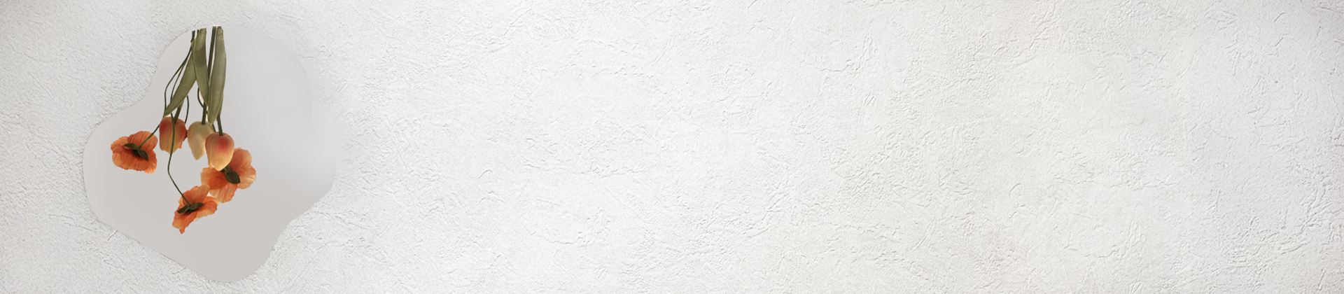 花が鏡に写っている白い壁